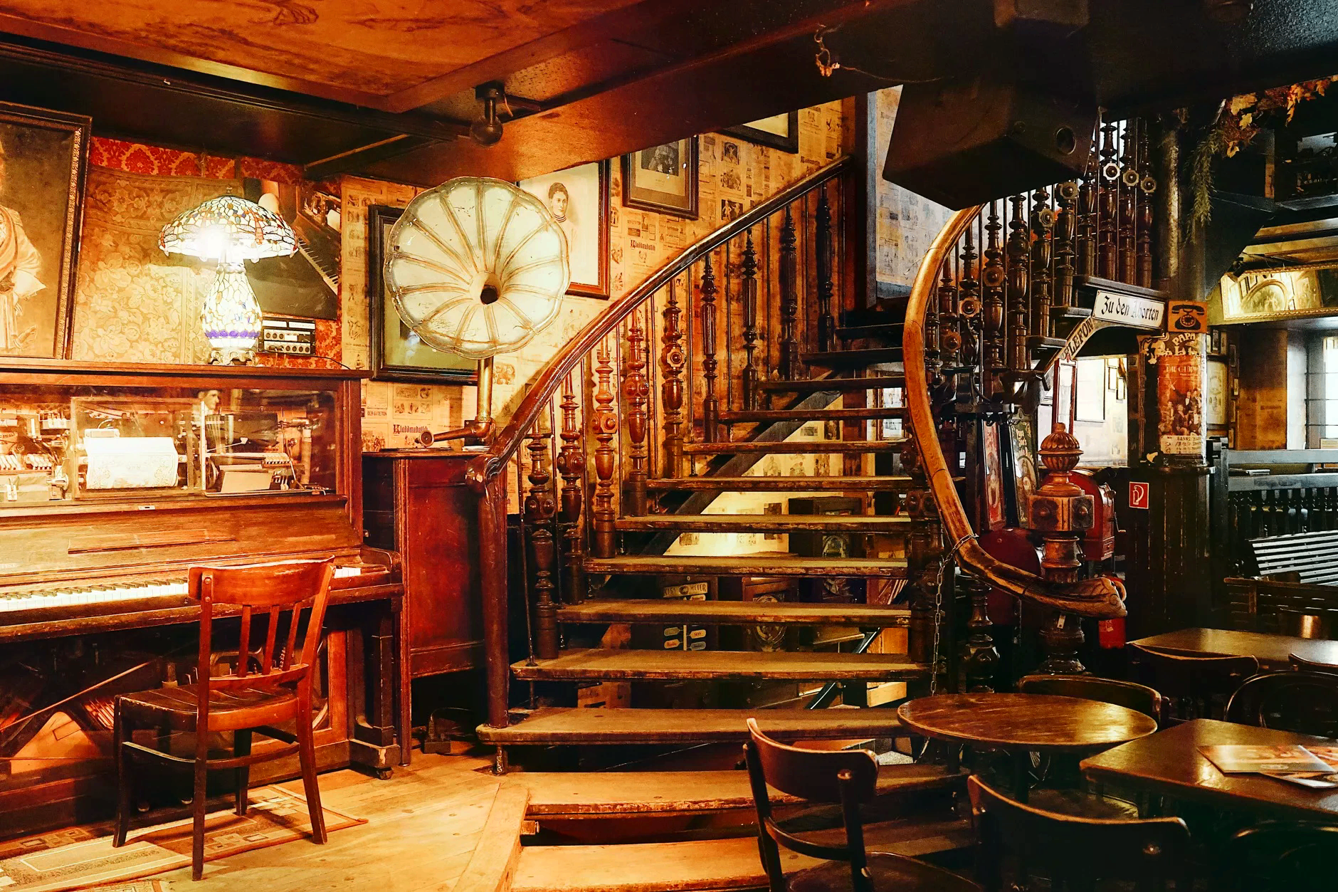 Treppenaufgang im Klimperkasten Biersalon in Köln